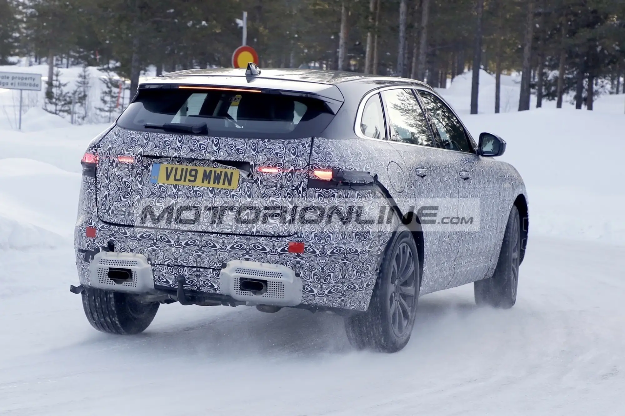 Jaguar F-Pace - Foto spia 6-3-2020 - 10