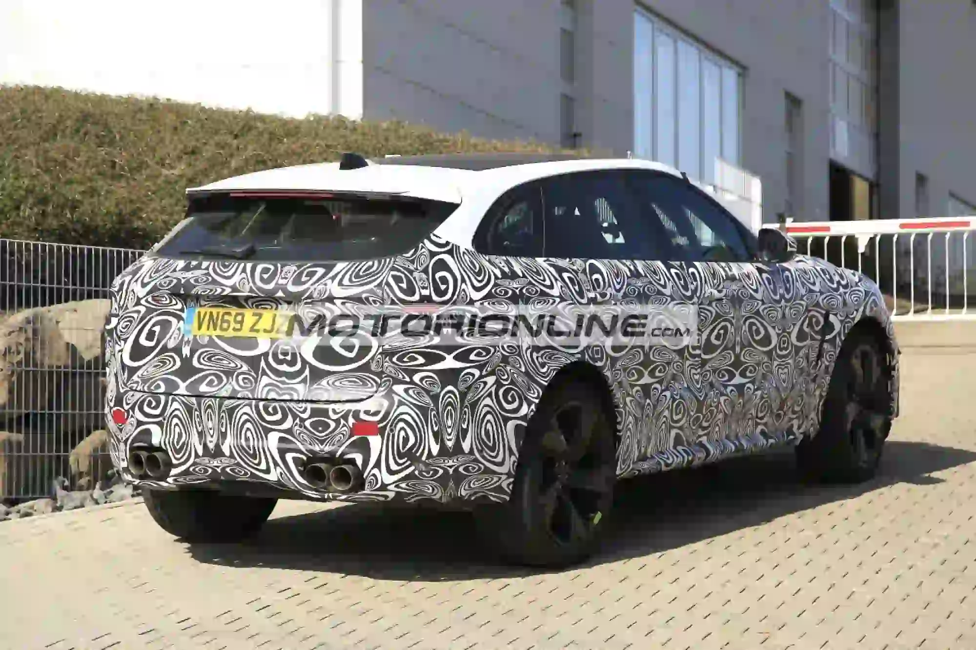 Jaguar F-Pace SVR facelift - foto spia 17-3-2020 - 7