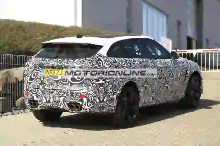 Jaguar F-Pace SVR facelift - foto spia 17-3-2020 - 7