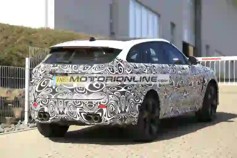 Jaguar F-Pace SVR facelift - foto spia 17-3-2020 - 8