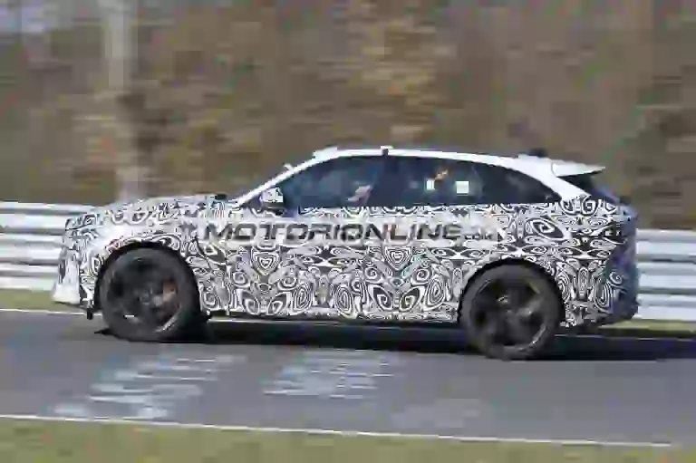 Jaguar F-Pace SVR facelift - foto spia 17-3-2020 - 13