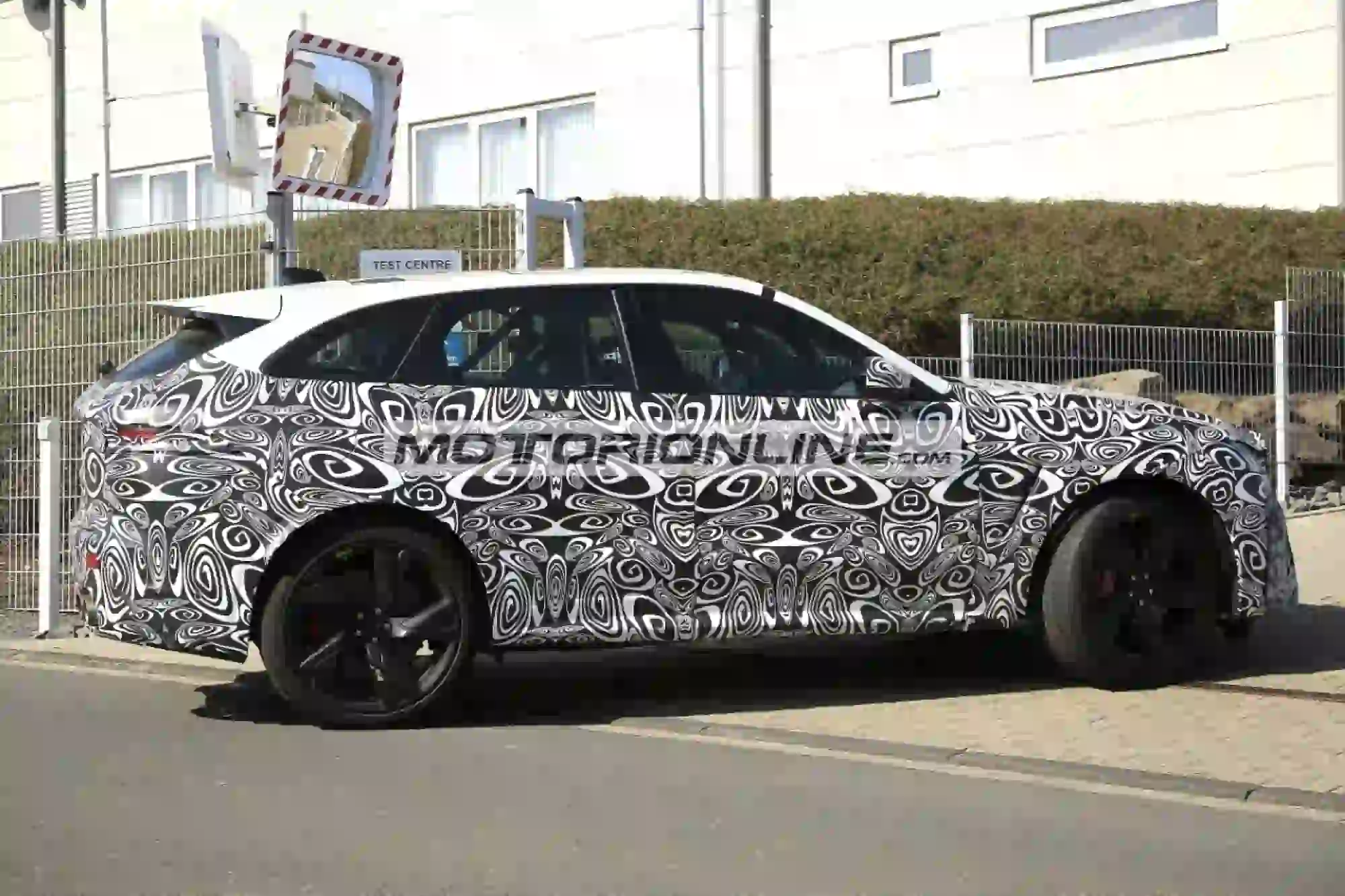 Jaguar F-Pace SVR facelift - foto spia 17-3-2020 - 5