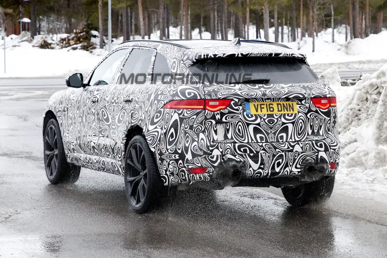 Jaguar F-Pace SVR - Foto spia 20-03-2017 - 10