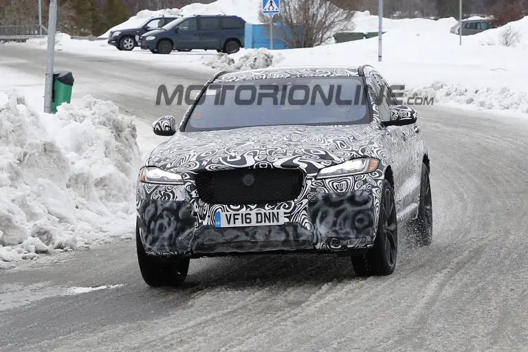 Jaguar F-Pace SVR - Foto spia 20-03-2017 - 1