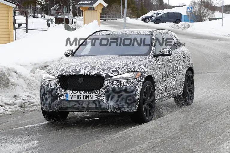 Jaguar F-Pace SVR - Foto spia 20-03-2017 - 2