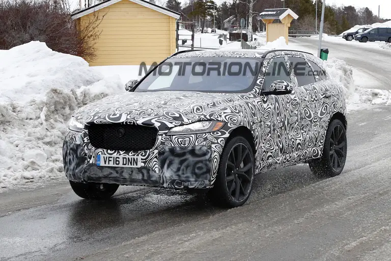 Jaguar F-Pace SVR - Foto spia 20-03-2017 - 3