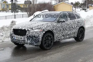 Jaguar F-Pace SVR - Foto spia 20-03-2017 - 4