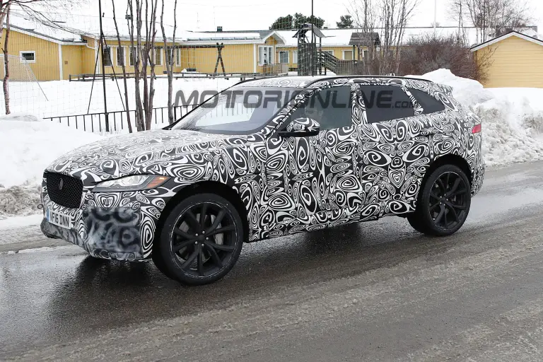 Jaguar F-Pace SVR - Foto spia 20-03-2017 - 5