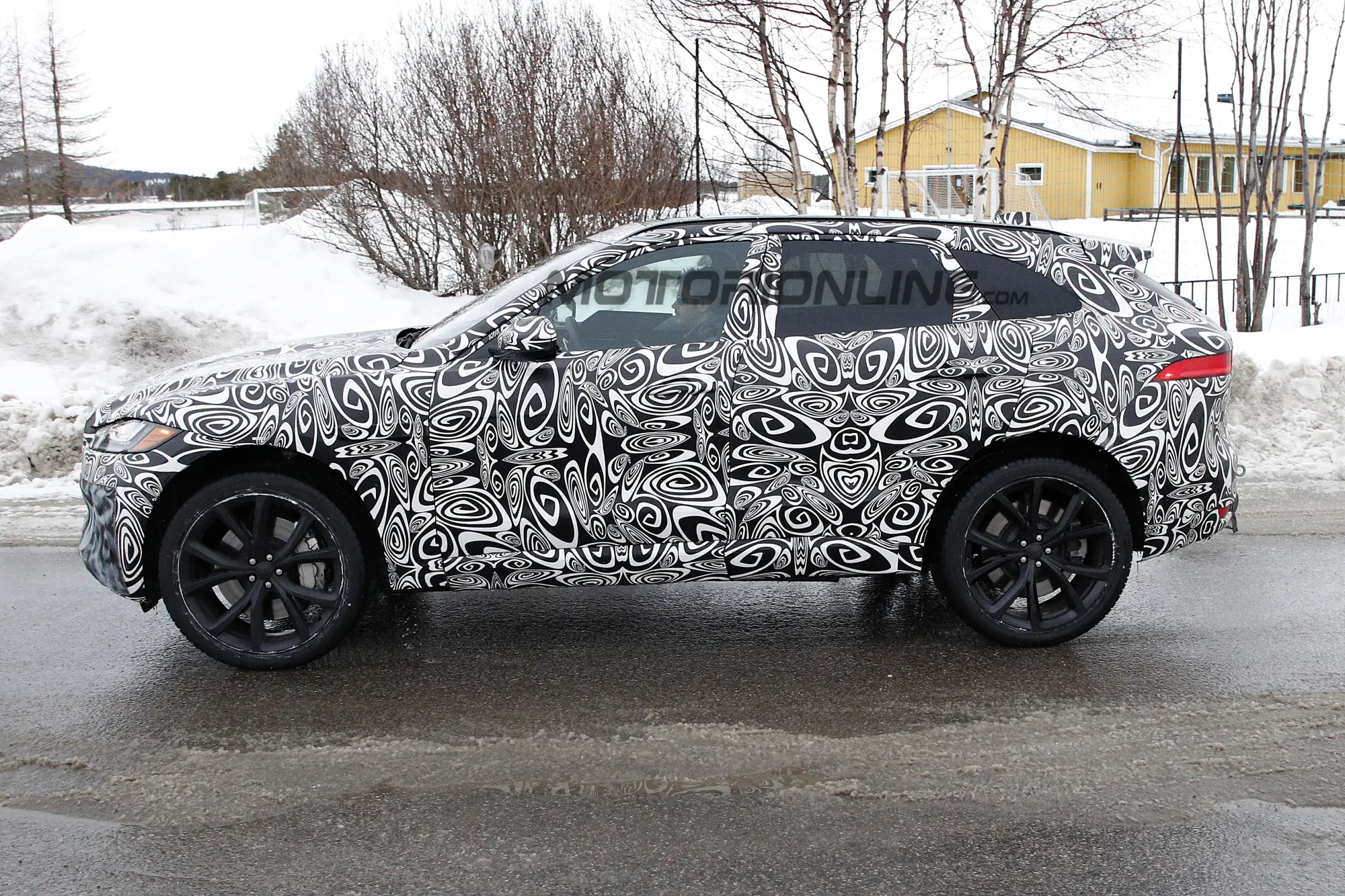 Jaguar F-Pace SVR - Foto spia 20-03-2017 - 6