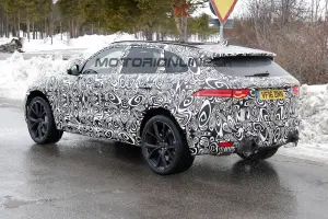 Jaguar F-Pace SVR - Foto spia 20-03-2017 - 8