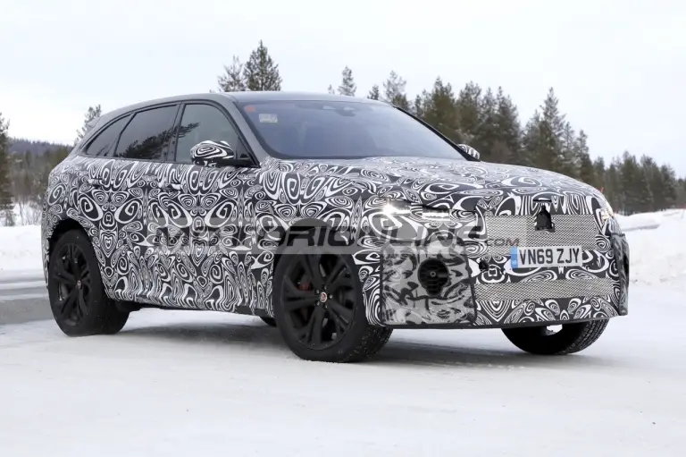 Jaguar F-Pace SVR - Foto spia 7-3-2020 - 5