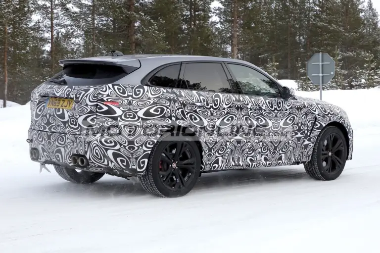 Jaguar F-Pace SVR - Foto spia 7-3-2020 - 11