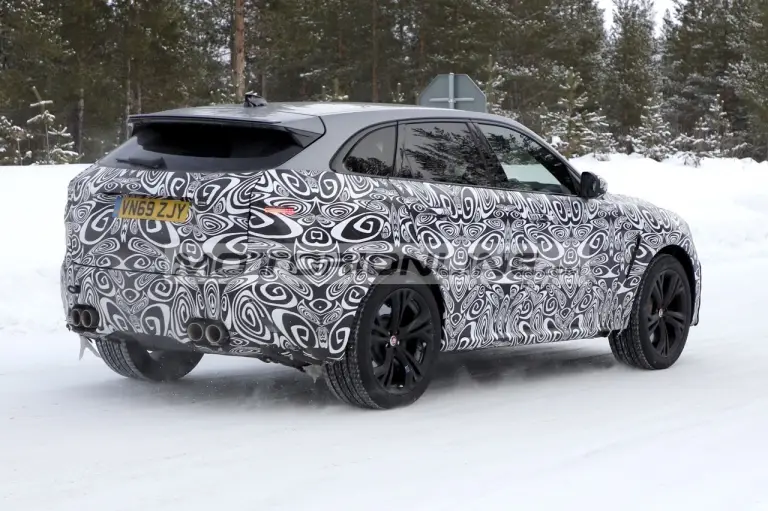 Jaguar F-Pace SVR - Foto spia 7-3-2020 - 12