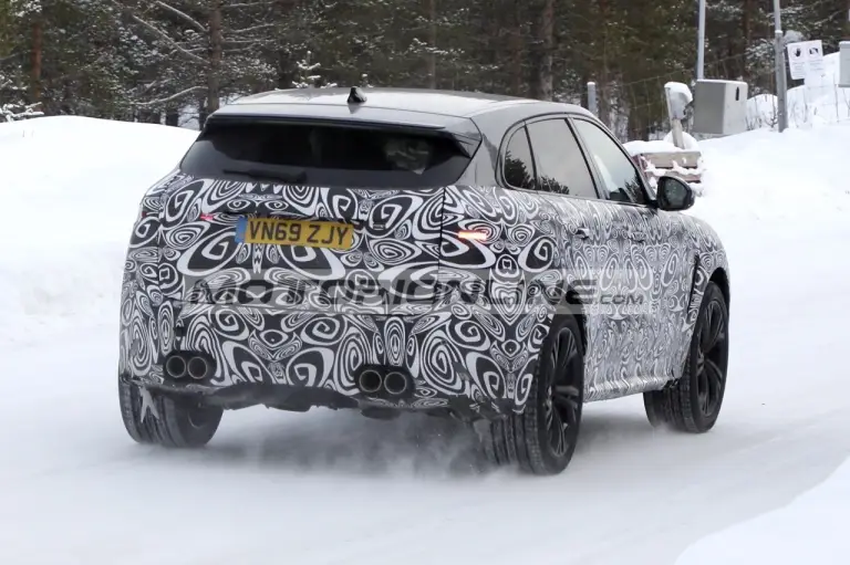Jaguar F-Pace SVR - Foto spia 7-3-2020 - 15