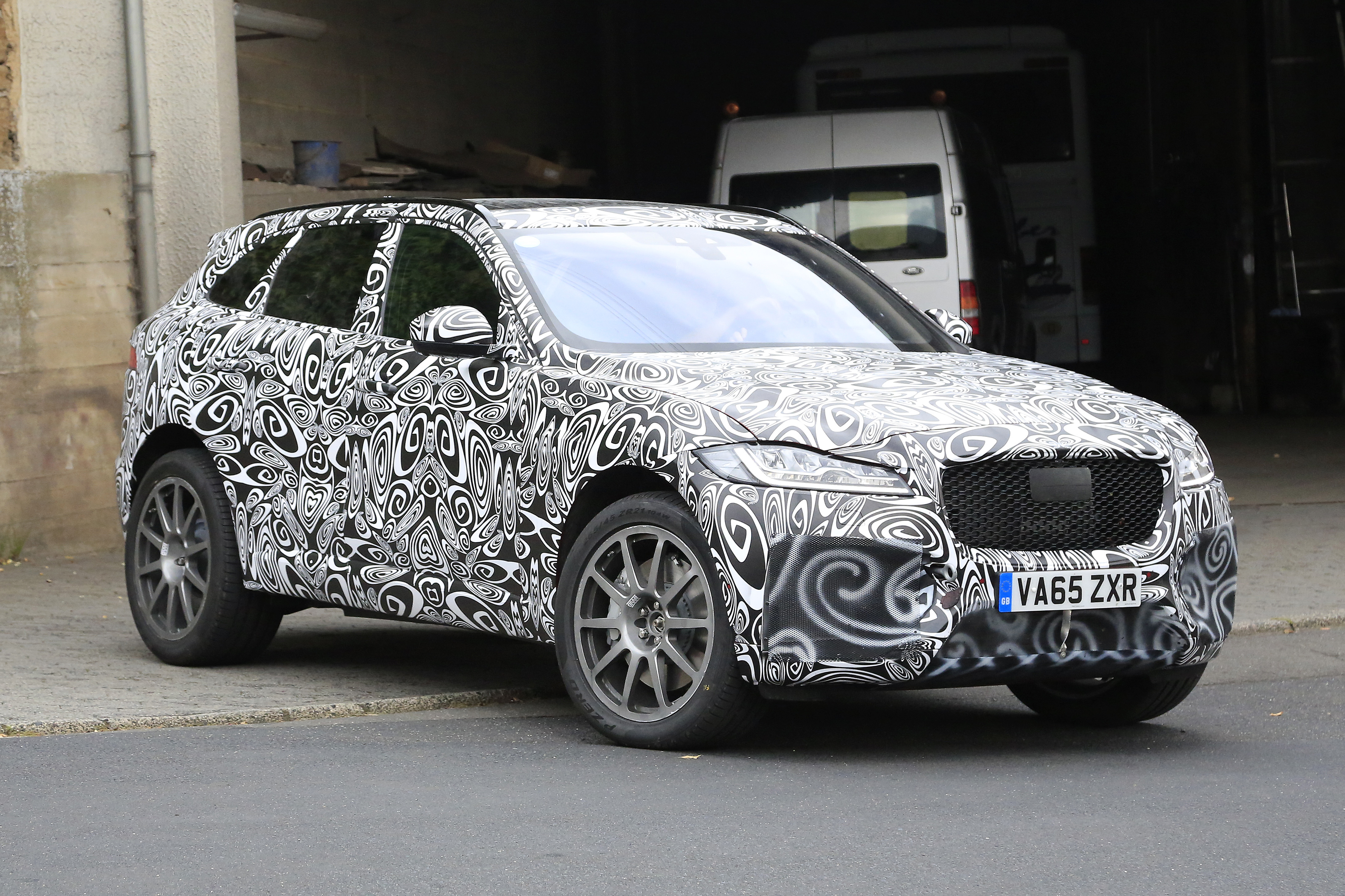 Jaguar F-Pace SVR foto spia Nurburgring 20 settembre 2016