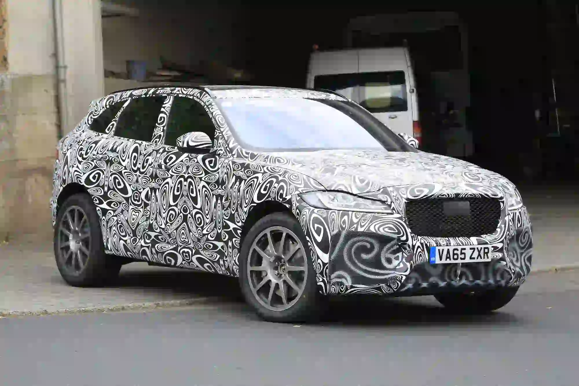 Jaguar F-Pace SVR foto spia Nurburgring 20 settembre 2016 - 1