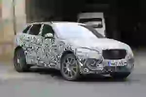 Jaguar F-Pace SVR foto spia Nurburgring 20 settembre 2016 - 1