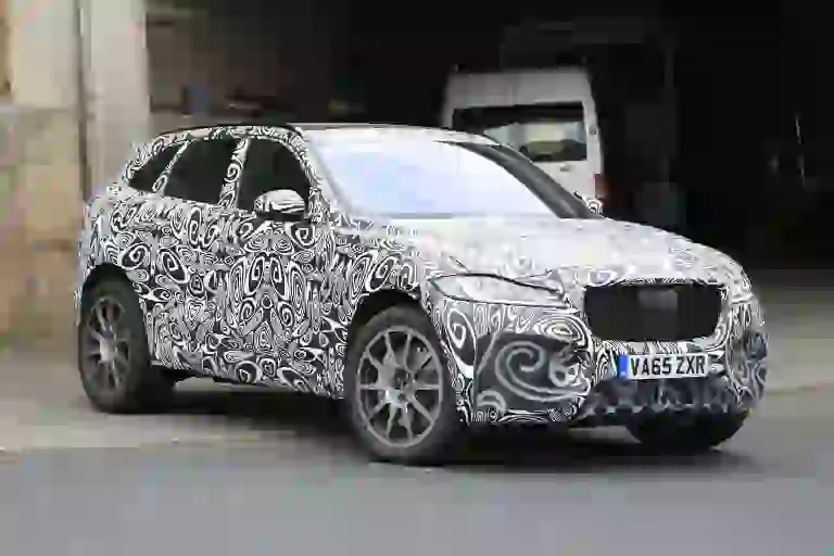 Jaguar F-Pace SVR foto spia Nurburgring 20 settembre 2016 - 1