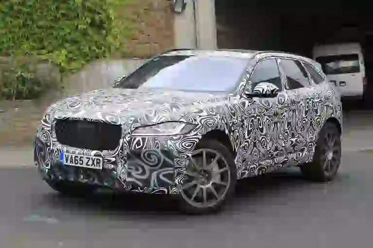 Jaguar F-Pace SVR foto spia Nurburgring 20 settembre 2016 - 4