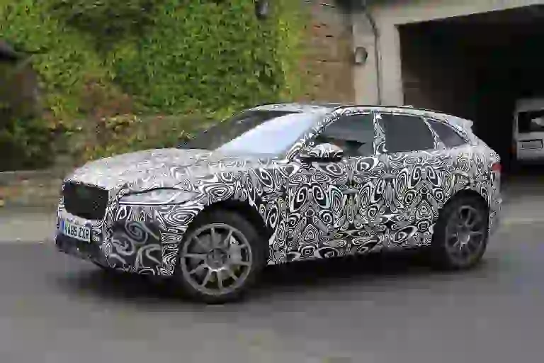 Jaguar F-Pace SVR foto spia Nurburgring 20 settembre 2016 - 5