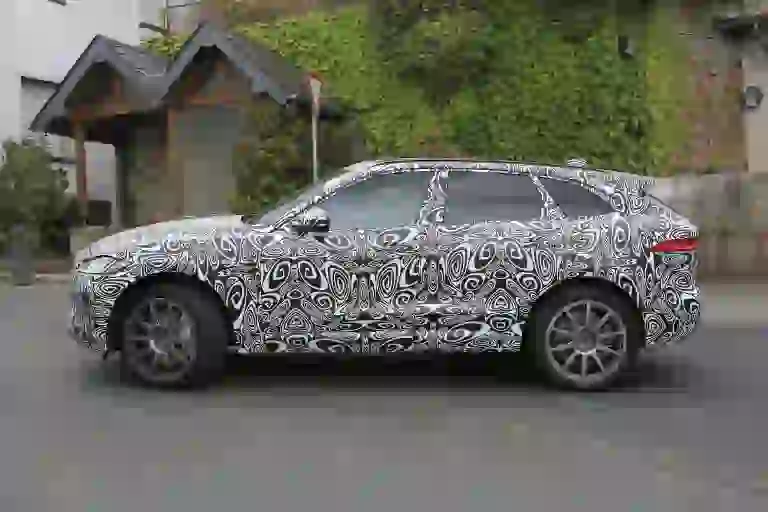 Jaguar F-Pace SVR foto spia Nurburgring 20 settembre 2016 - 6