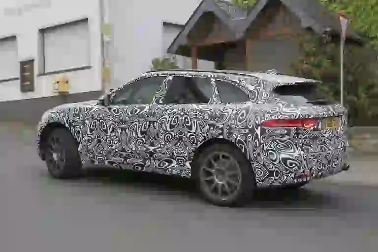 Jaguar F-Pace SVR foto spia Nurburgring 20 settembre 2016 - 7