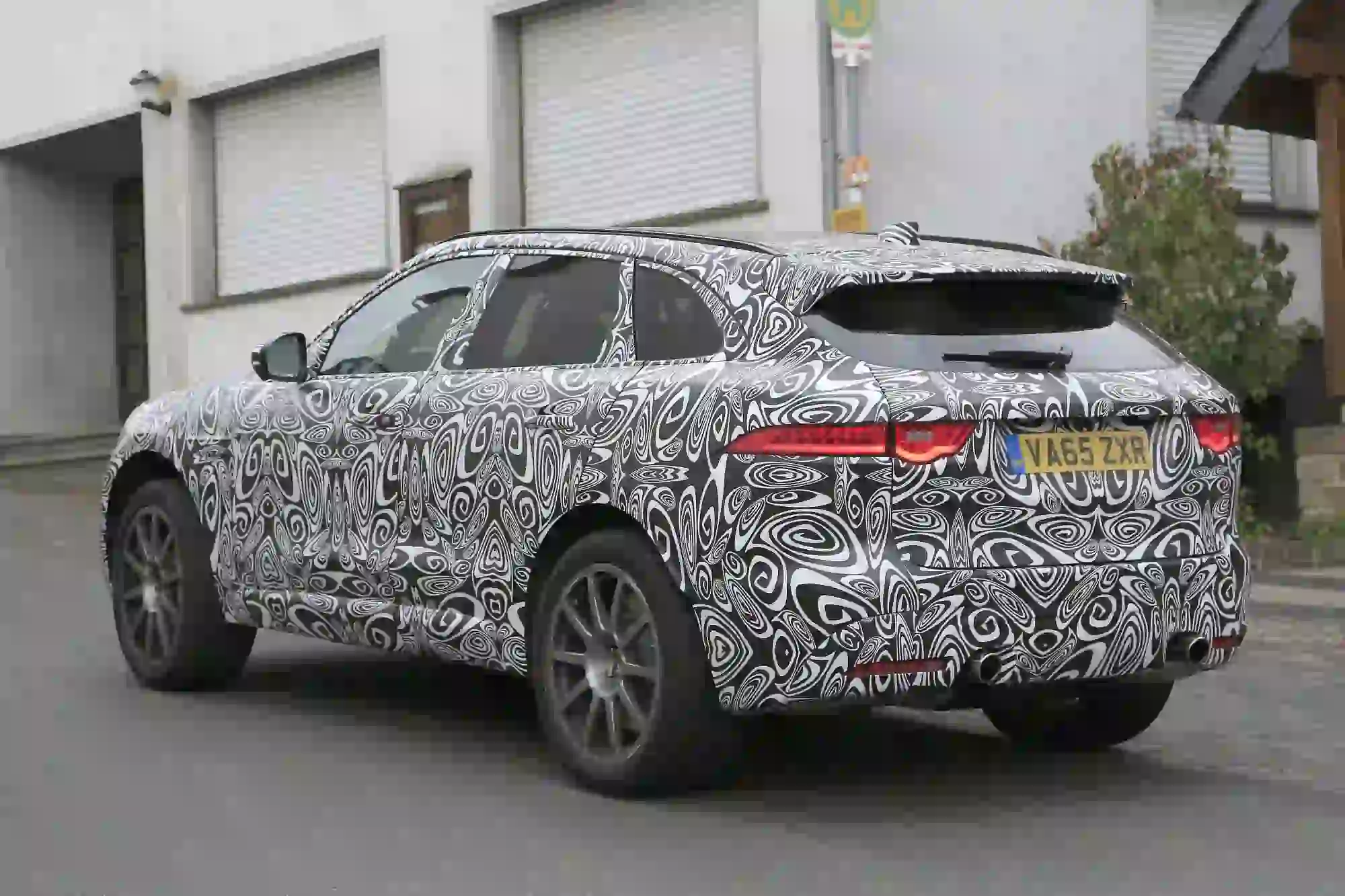 Jaguar F-Pace SVR foto spia Nurburgring 20 settembre 2016 - 8