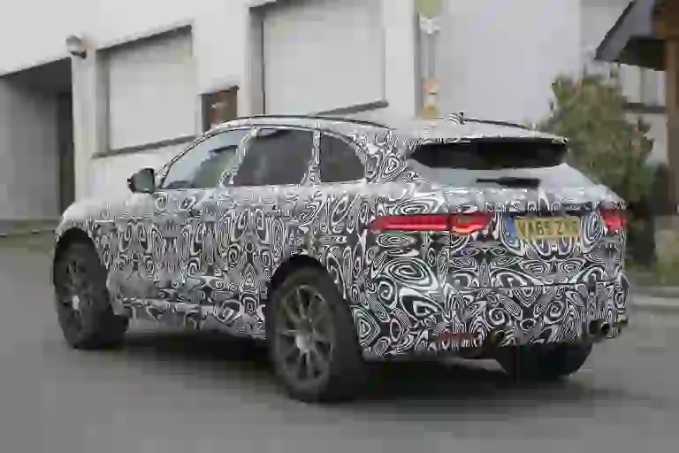 Jaguar F-Pace SVR foto spia Nurburgring 20 settembre 2016 - 8