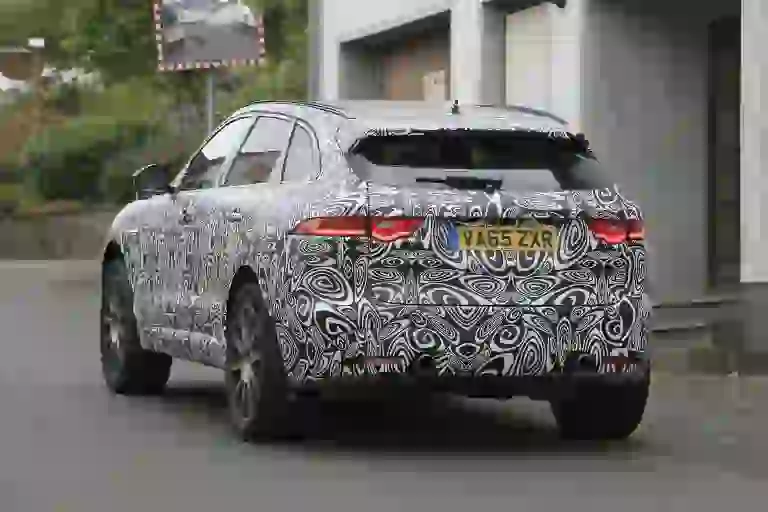 Jaguar F-Pace SVR foto spia Nurburgring 20 settembre 2016 - 9