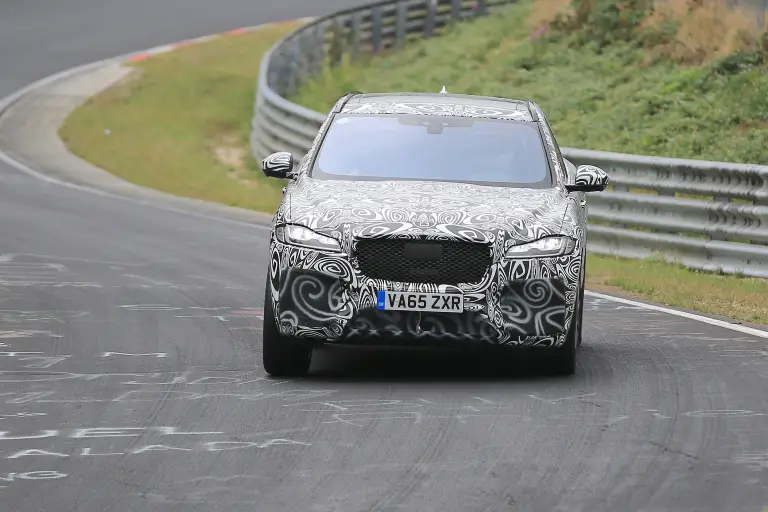 Jaguar F-Pace SVR foto spia Nurburgring 20 settembre 2016 - 10