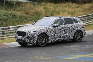 Jaguar F-Pace SVR foto spia Nurburgring 20 settembre 2016 - 13