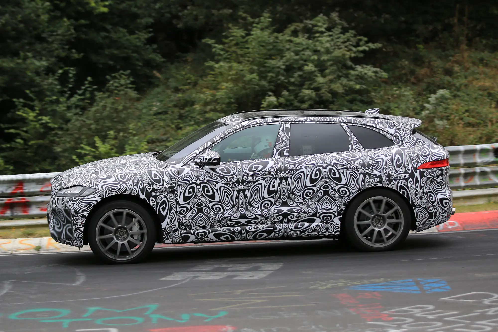 Jaguar F-Pace SVR foto spia Nurburgring 20 settembre 2016 - 14