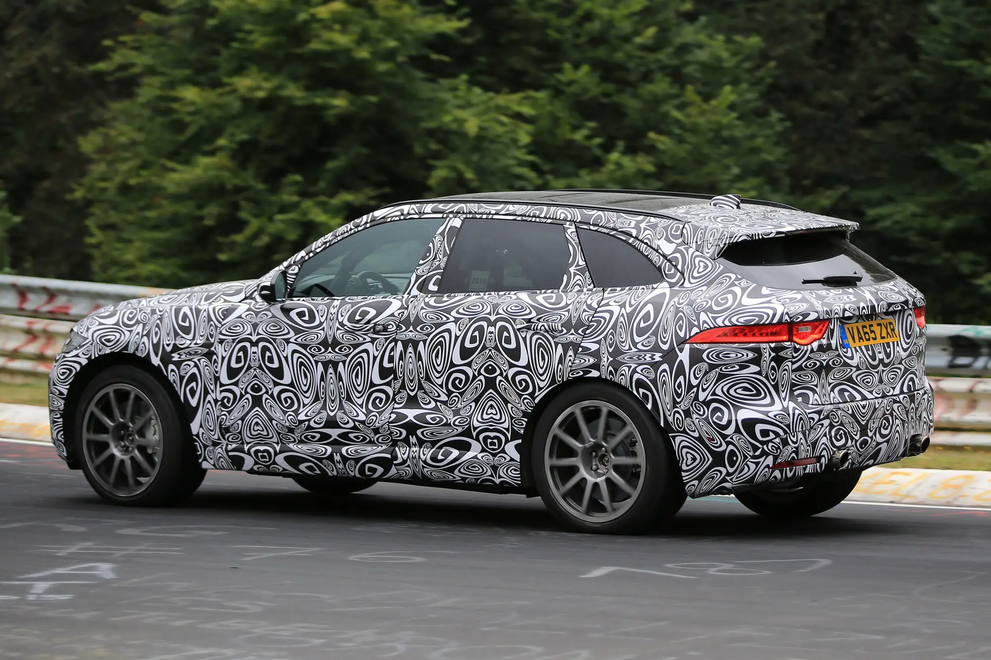 Jaguar F-Pace SVR foto spia Nurburgring 20 settembre 2016 - 15