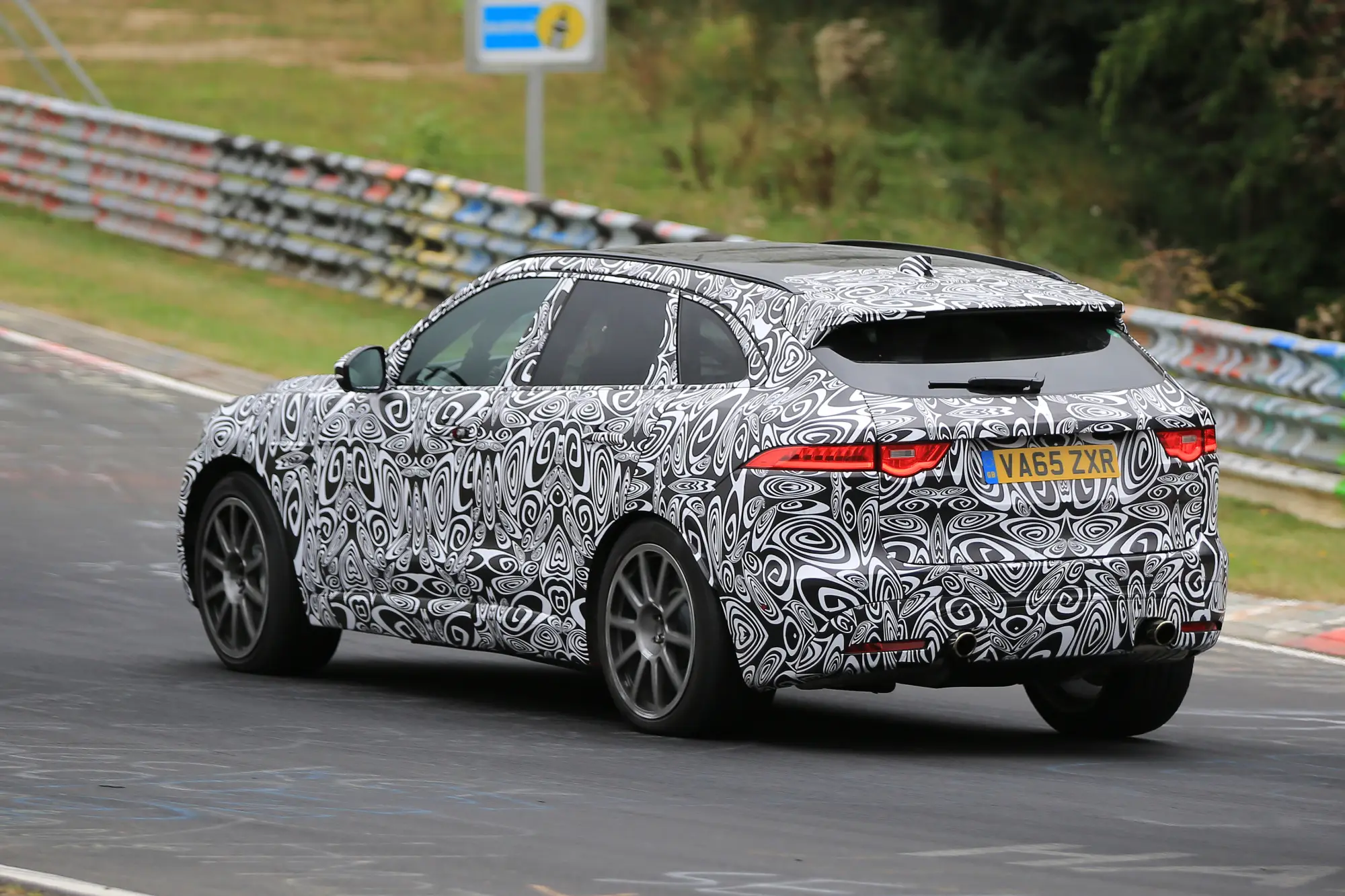 Jaguar F-Pace SVR foto spia Nurburgring 20 settembre 2016 - 16