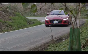 Jaguar F-Type 2021 prova su strada