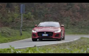 Jaguar F-Type 2021 prova su strada