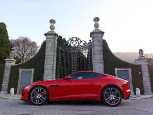 Jaguar F-Type 2021 prova su strada