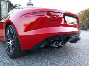 Jaguar F-Type 2021 prova su strada