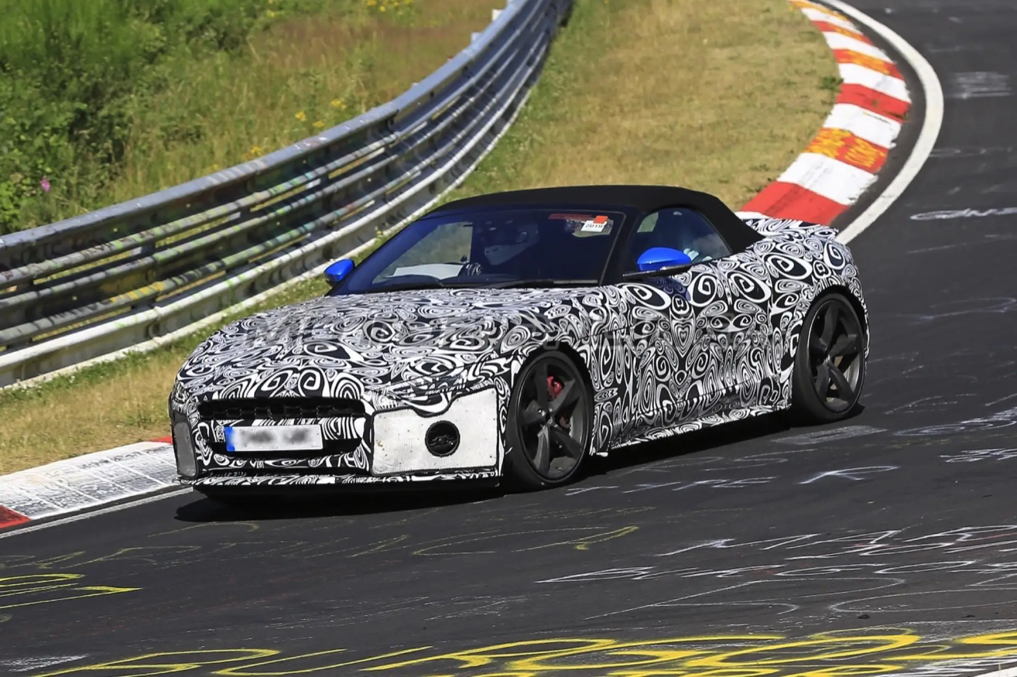 Jaguar F-Type Convertibile 2021 - foto spia 04-07-2019  - 5