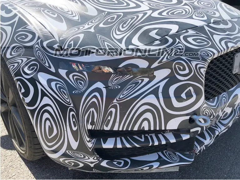 Jaguar XE foto spia 30 agosto 2018 - 10