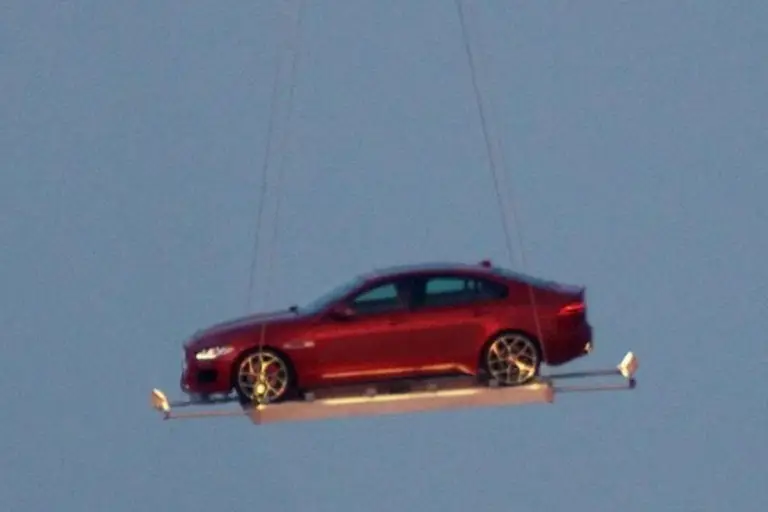 Jaguar XE - Foto spia premiere a Londra - 3