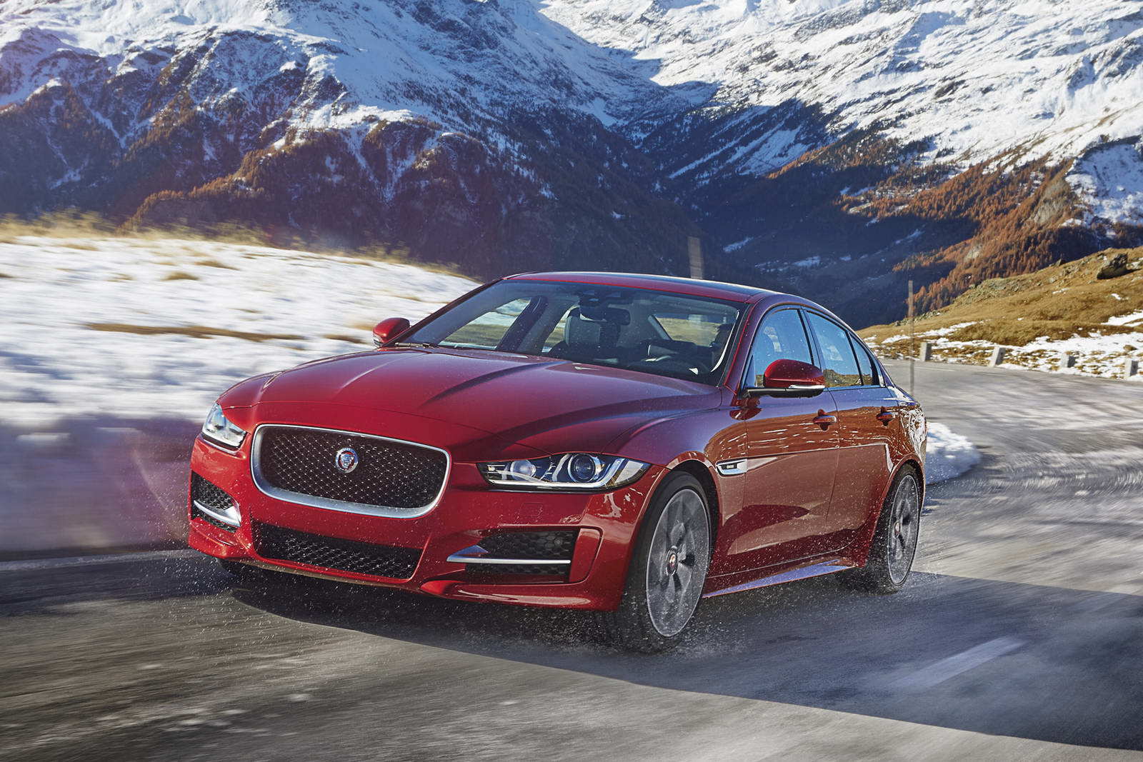 Jaguar XE; Land Rover Discovery Sport e Range Rover Evoque Convertible