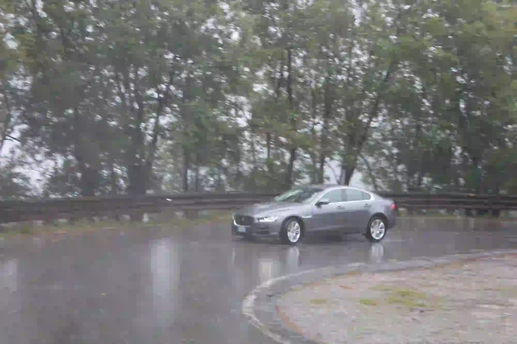 Jaguar XE: prova su strada - 60