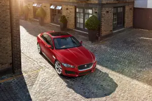 Jaguar XE S - 15