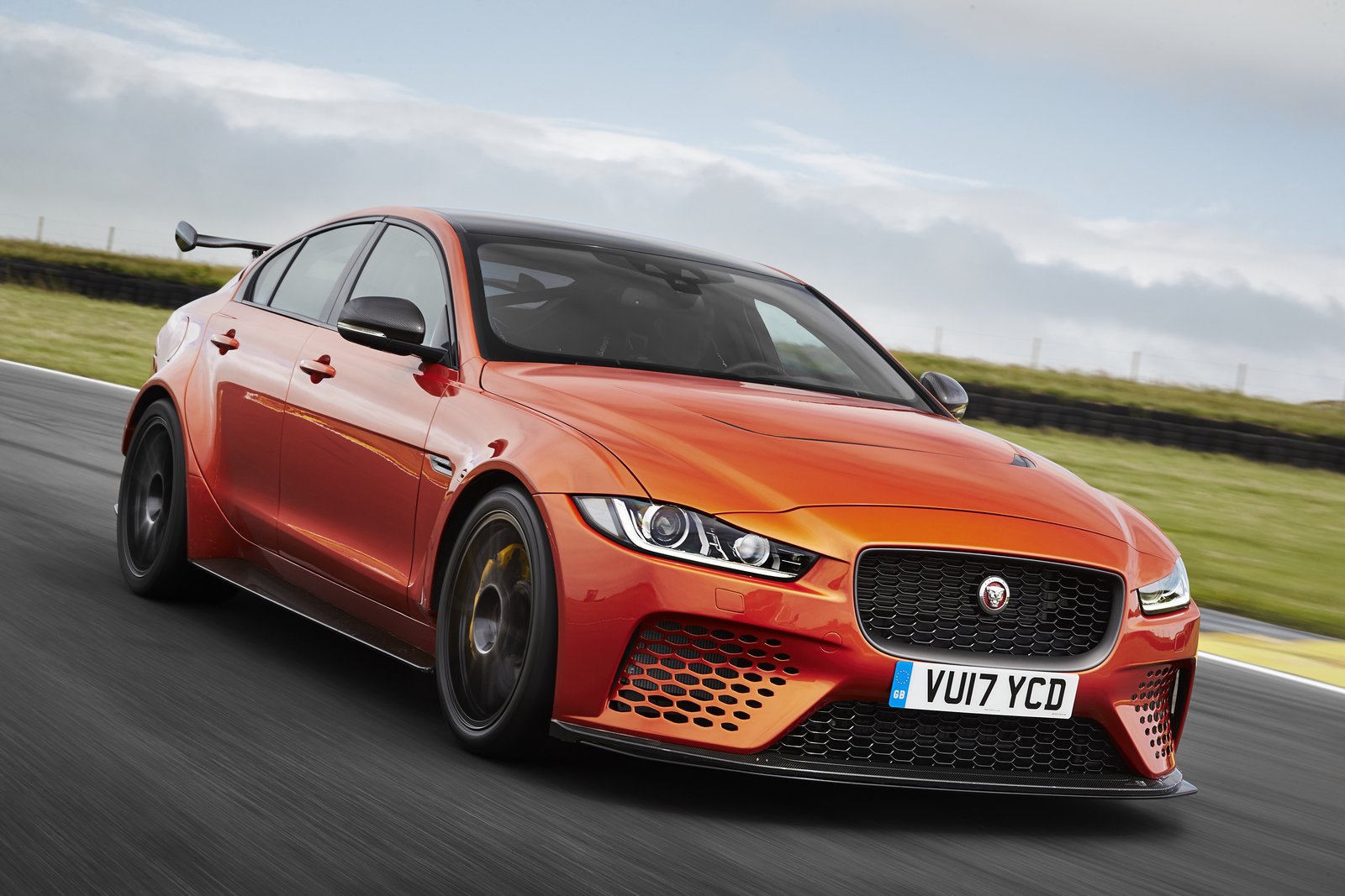 Jaguar XE SV Project 8 2017