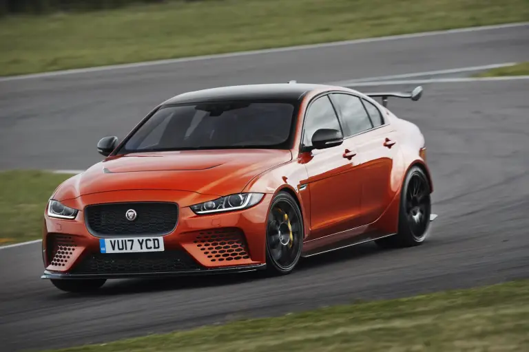 Jaguar XE SV Project 8 2017 - 5