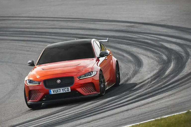 Jaguar XE SV Project 8 2017 - 7