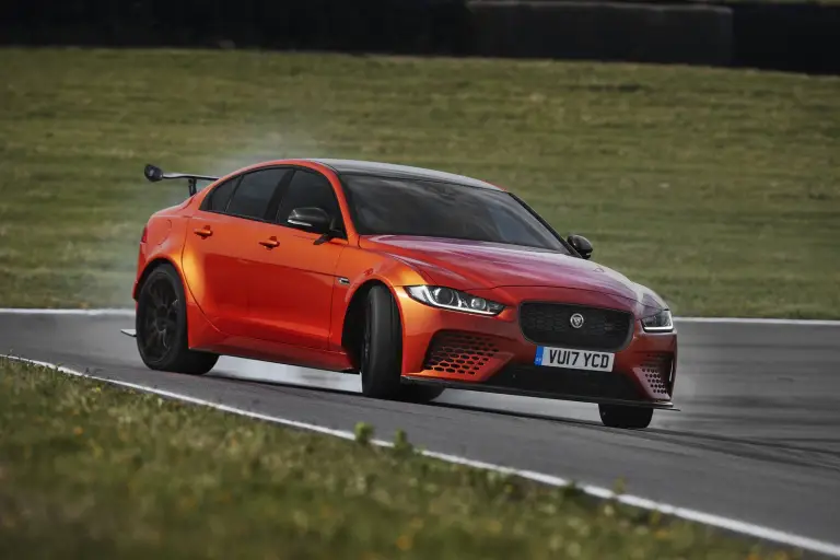 Jaguar XE SV Project 8 2017 - 8