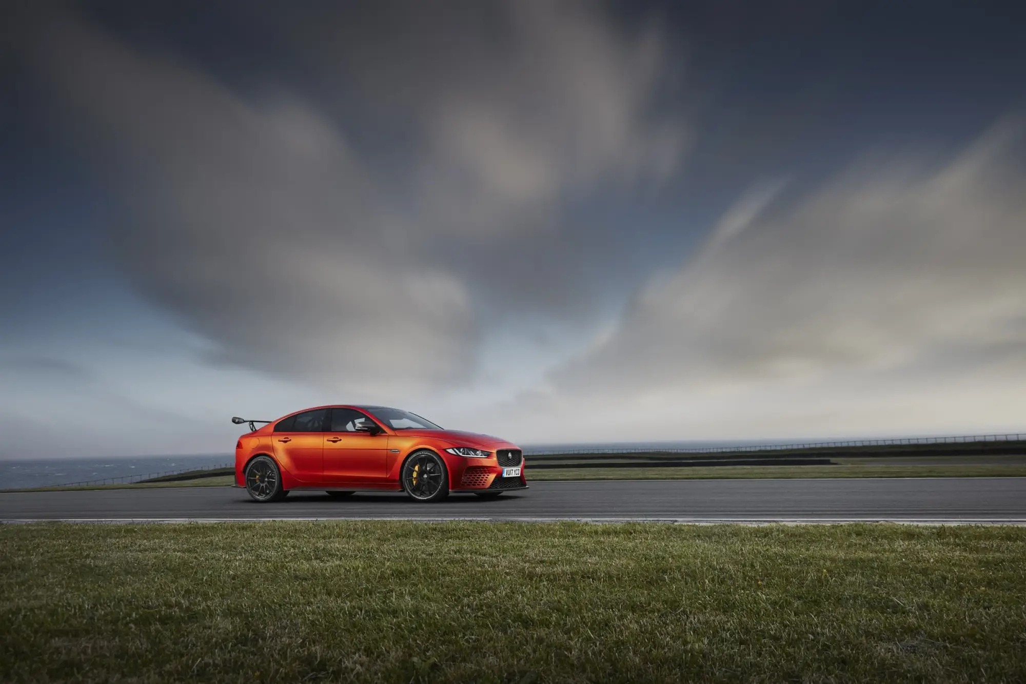 Jaguar XE SV Project 8 2017 - 9