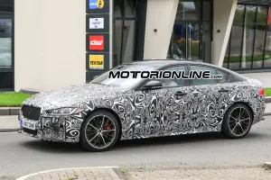 Jaguar XE SVR - Foto spia 18-07-2017